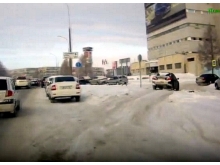 Водители устроили 'зимник' для удобного заезда в 7 комплекс с проспекта Дружбы Народов (видео)