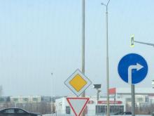 2 противоречащих дорожных знака при выезде на Мензелинский тракт создают аварийную обстановку