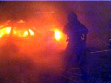 Ночью возле дома 21/23 сгорела «Лада Калина». Огонь перекинулся на соседнюю иномарку