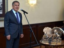 Президент Татарстана поздравил команду 'КАМАЗ-мастер' с победами в ралли и наградил орденами
