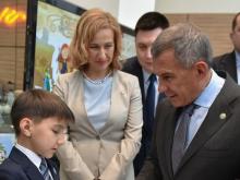 Третьеклассник из Казани подарил Рустаму Минниханову историю своего рода из 15 поколений