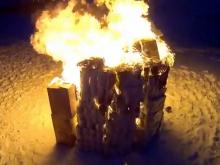 Челнинский видеоблогер построил 'домик' из 1100 рулонов туалетной бумаги, а затем сжег его