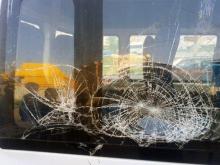 Туристов из Сочи забросали камнями в автобусе в абхазском городе Гагра. Среди них было пятеро детей