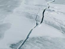МЧС: В районе яхт-клуба толщина льда - 60 сантиметров. Но на льду уже появились трещины