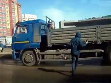В Альметьевске перебегавший дорогу пешеход врезался в проезжающий 'КАМАЗ' (видео)