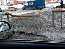 В Набережных Челнах дорожная техника при уборке снега сносит заборы и деревья