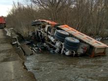 В Татарстане при проезде через дамбу грузовик 'КАМАЗ' опрокинулся в реку