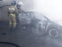 В Набережных Челнах сгорела припаркованная на территории ГСК иномарка
