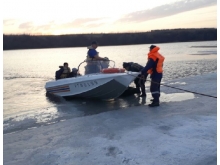 Челнинские спасатели помогли 5 рыбакам из Удмуртии, которые остались на оторвавшейся льдине (видео)