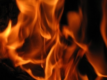 'Девятка' сгорела возле дома