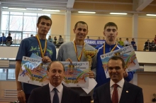 Игорь Головин и Руслан Баязитов приносят медали Челнам