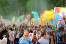 Челнинцы разукрасили себя на Фестивале красок