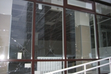 В торговом центре «Бумеранг» разбили окна через 2 месяца после поджога