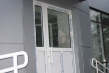 В торговом центре «Бумеранг» разбили окна через 2 месяца после поджога