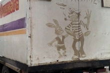 Водители автофургонов компании «Челны Хлеб» радуют челнинцев рисунками по грязи