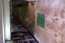 Через полгода после ремонта стала осыпаться краска в подземном переходе на Казанском проспекте