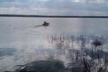 На озере за Автостанцией перевернулась резиновая лодка с пьяным рыбаком