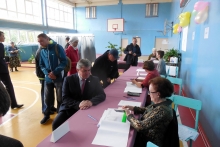 Наиль Магдеев проголосовал по месту жительства и посмотрел, как идут выборы-2016 у школьников