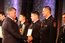 «КАМАЗ» вручил челнинским полицейским на их праздник подарок - сертификат на 15 компьютеров